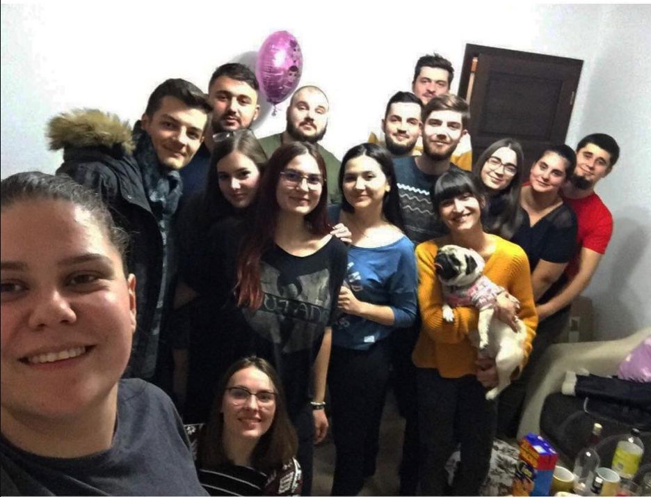 Roxi alături de un grup de prieteni