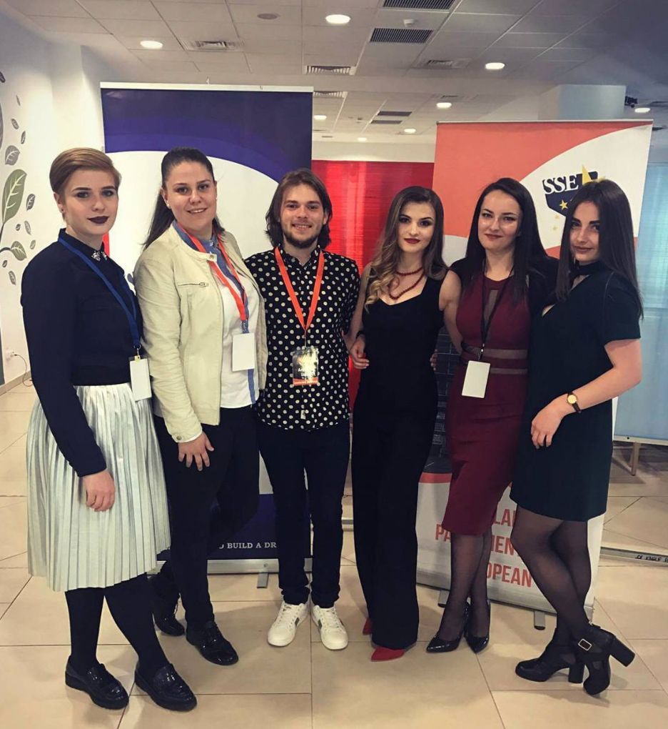 Roxi alături de colegi la un eveniment profesional